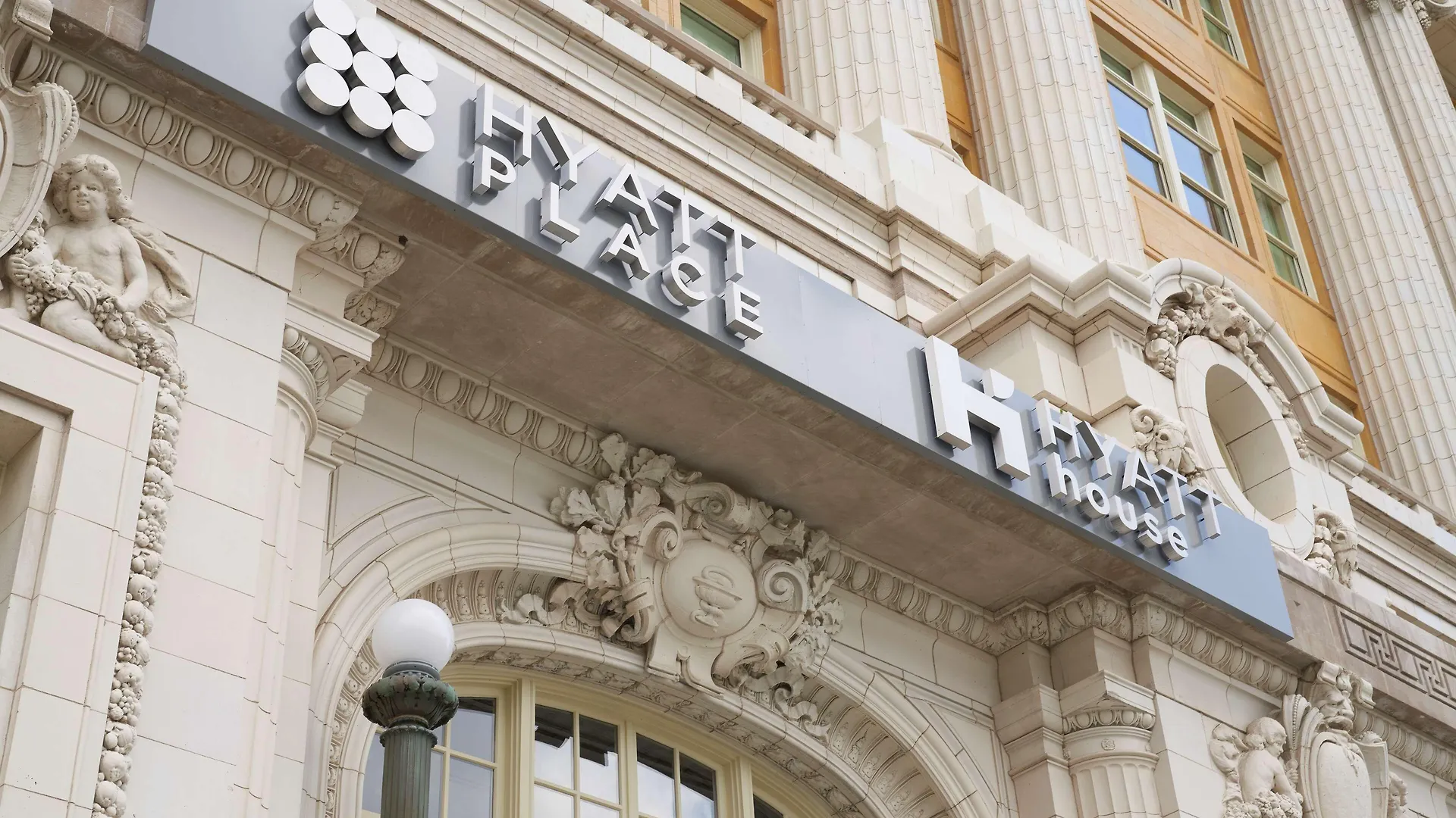 4 Top 4-Star Hotels Near McCormick Place for Smart Stays