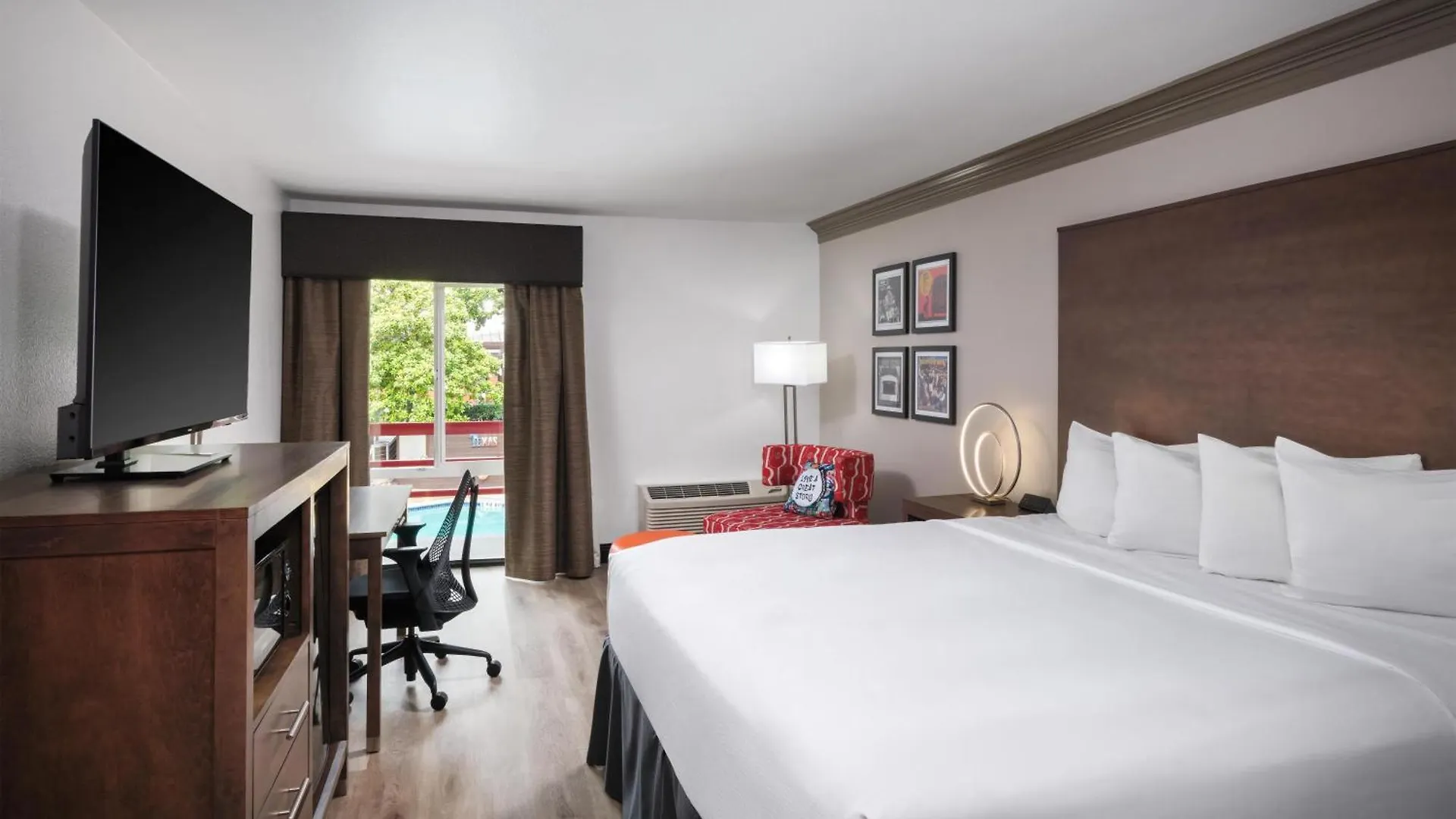 Staying In South Austin: 5 Hotels Near the Airport Compared