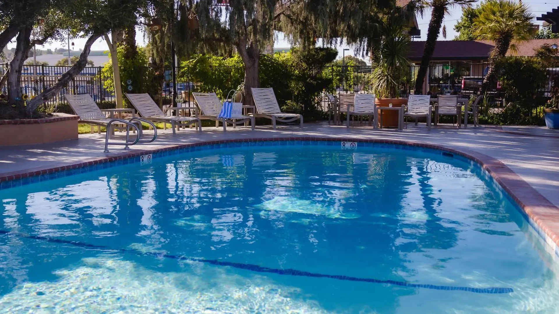 Staying Near Ravine Waterpark: 5 Family Hotels Compared