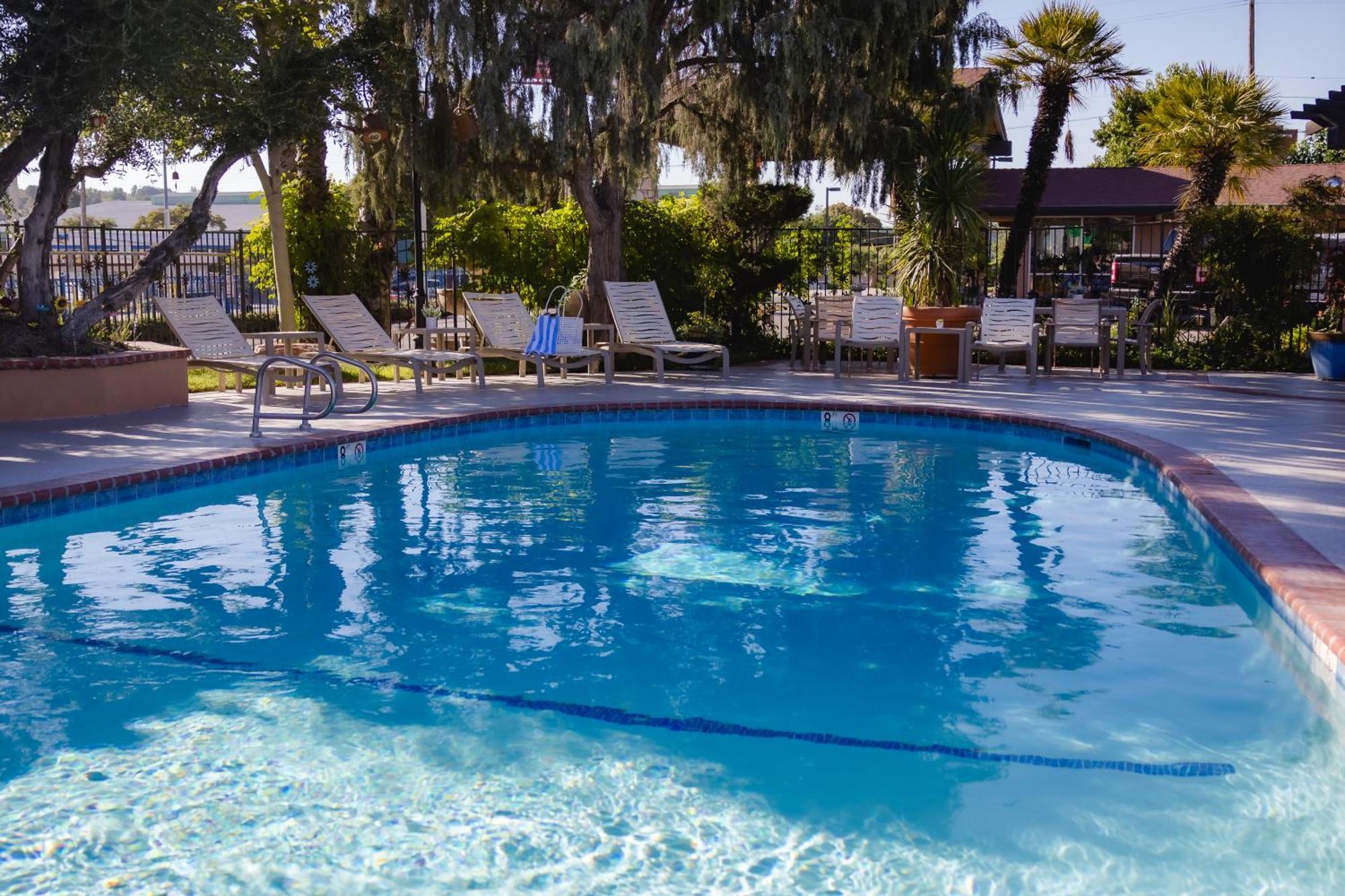 Staying Near Ravine Waterpark: 5 Family Hotels Compared
