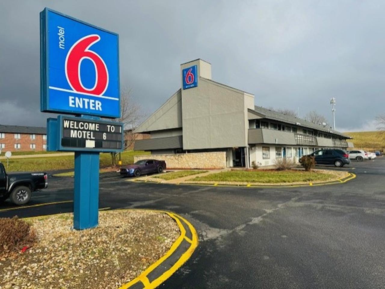 Where to Stay Near Tait Cummins Memorial Park: 4 Solid 3-Star Hotels