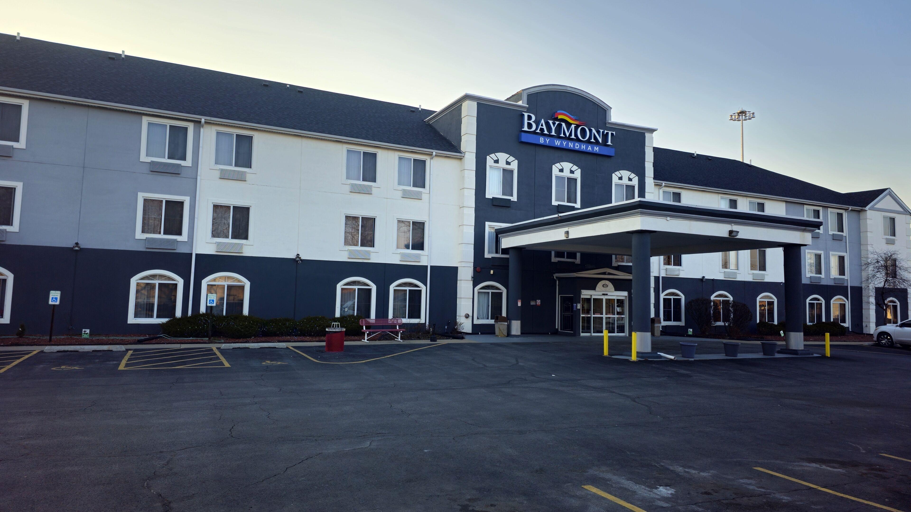 Where to Stay Near Calumet Memorial Park District: 5 Best 3-Star Hotels