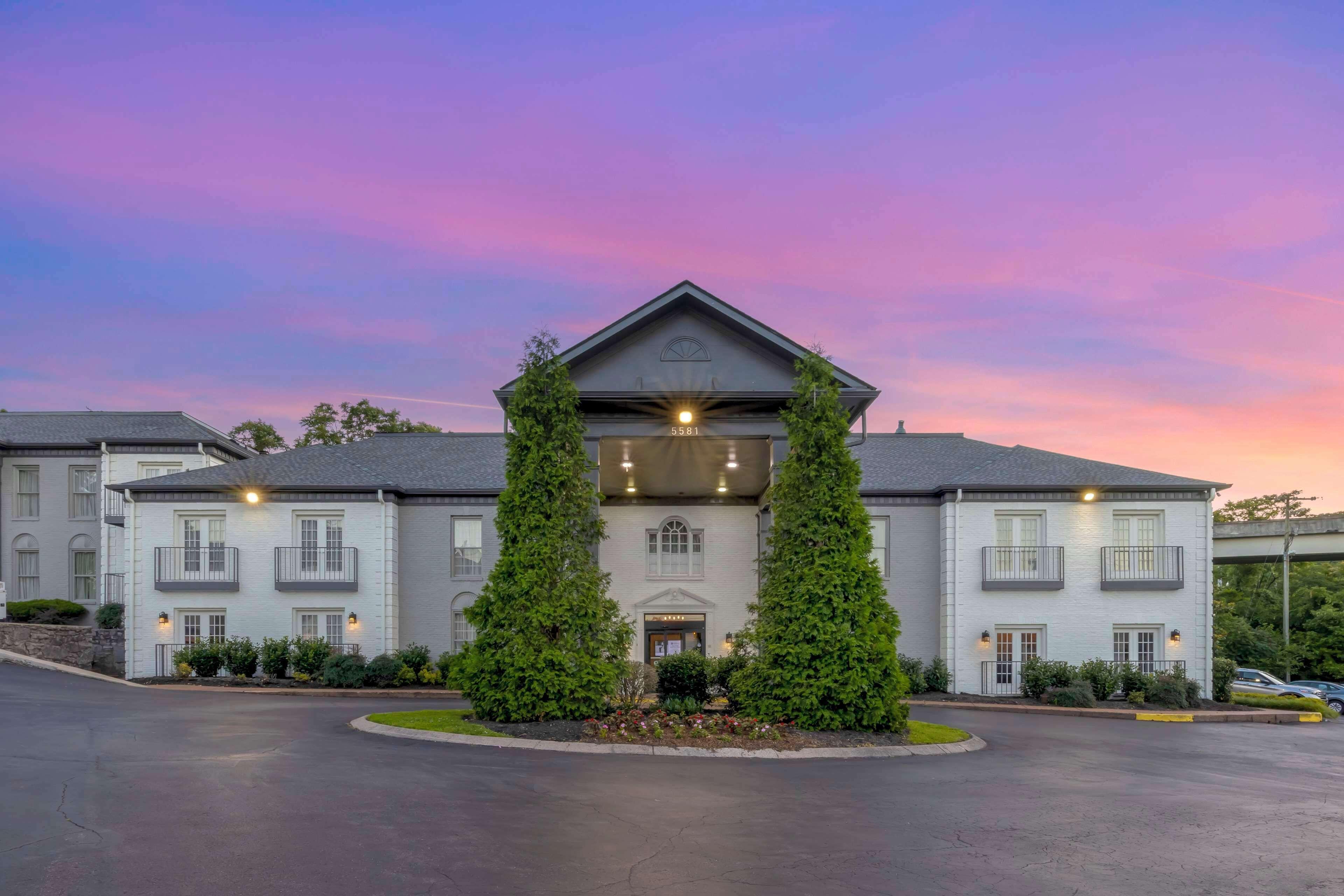 Where to Stay Near Windlands Shopping Center: 4 Business Hotels