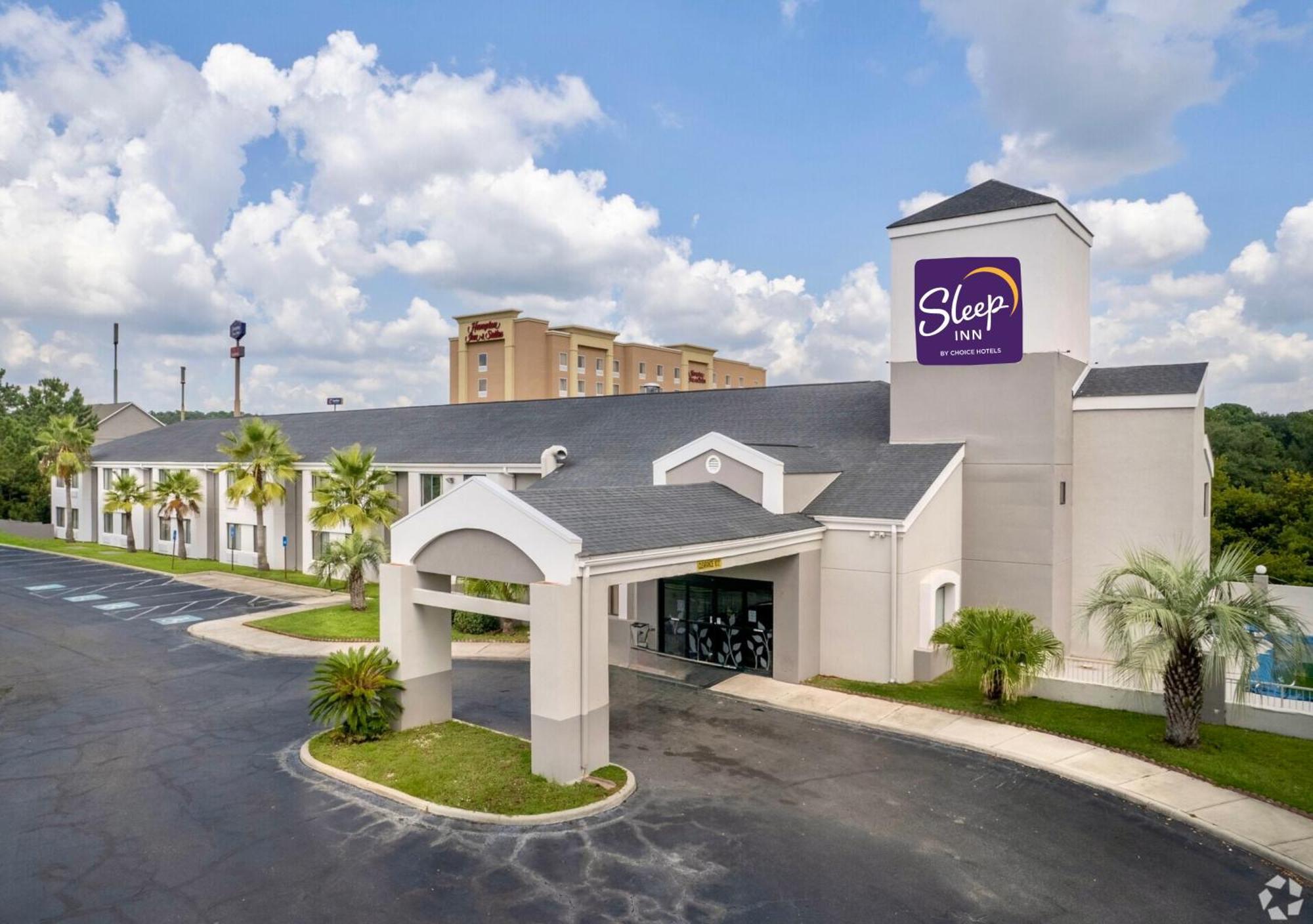 4 Central Hotels Close to Savannah Festival Outlet Center